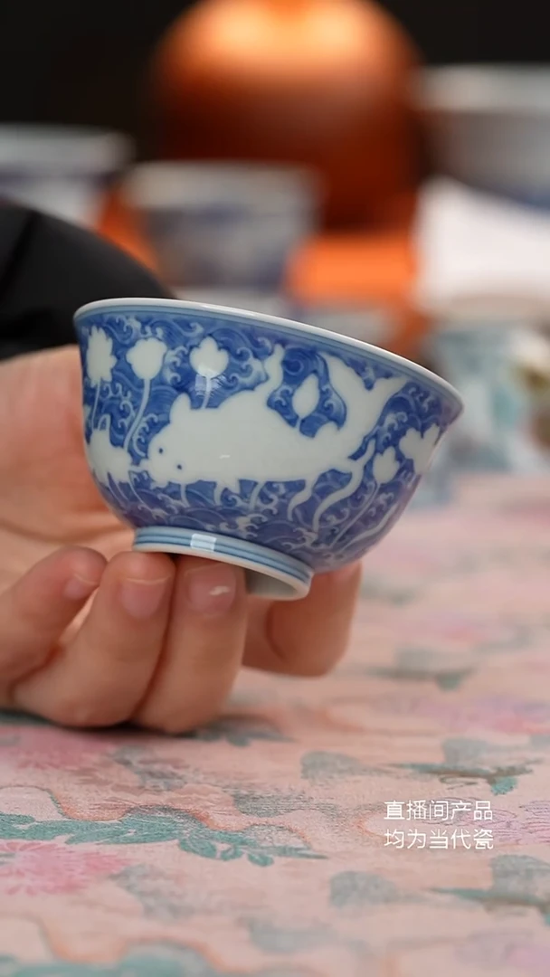 源明青忆暗刻鱼藻纹杯