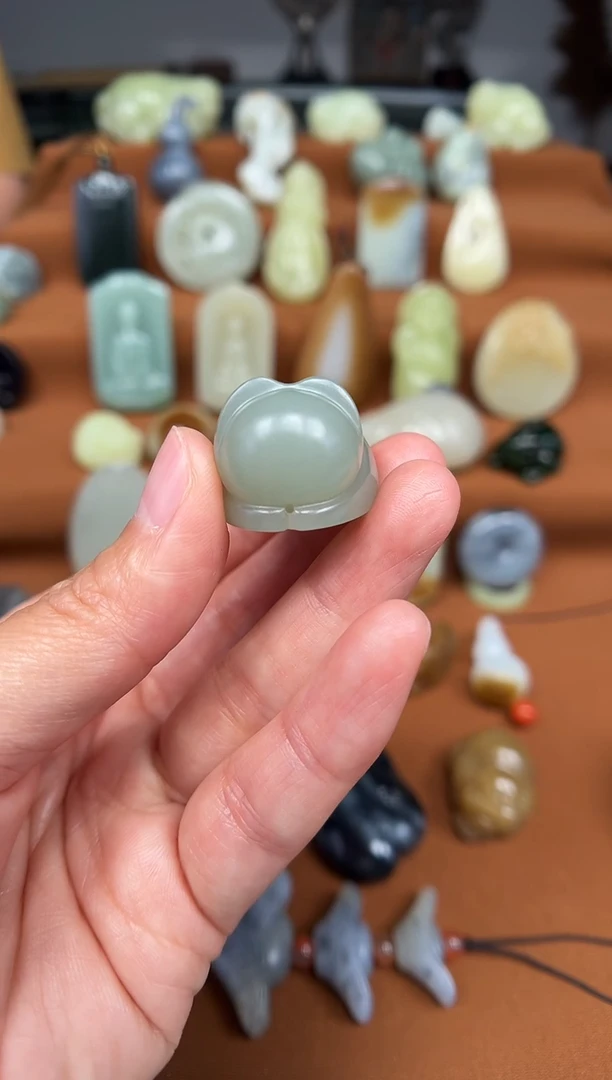 和田玉未镶嵌颈饰猫