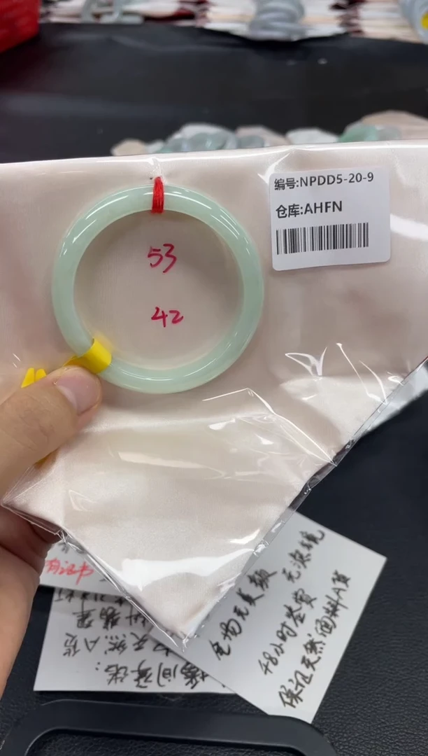 翡翠手镯未镶嵌翡翠手镯