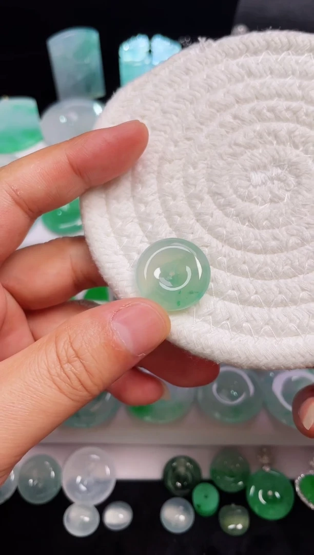 翡翠未镶嵌颈饰平安扣