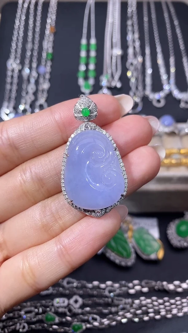 颈饰18K金镶嵌翡翠燕*吊坠