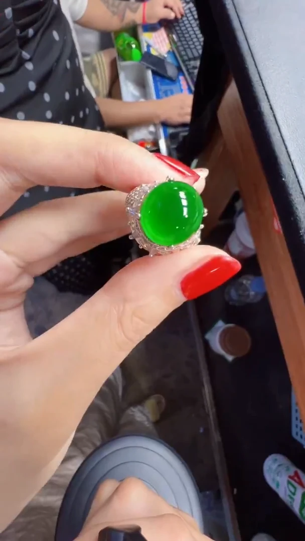未镶嵌定制翡翠翡翠A货有轻微色差属于正常现象，蛋面多样性发货1