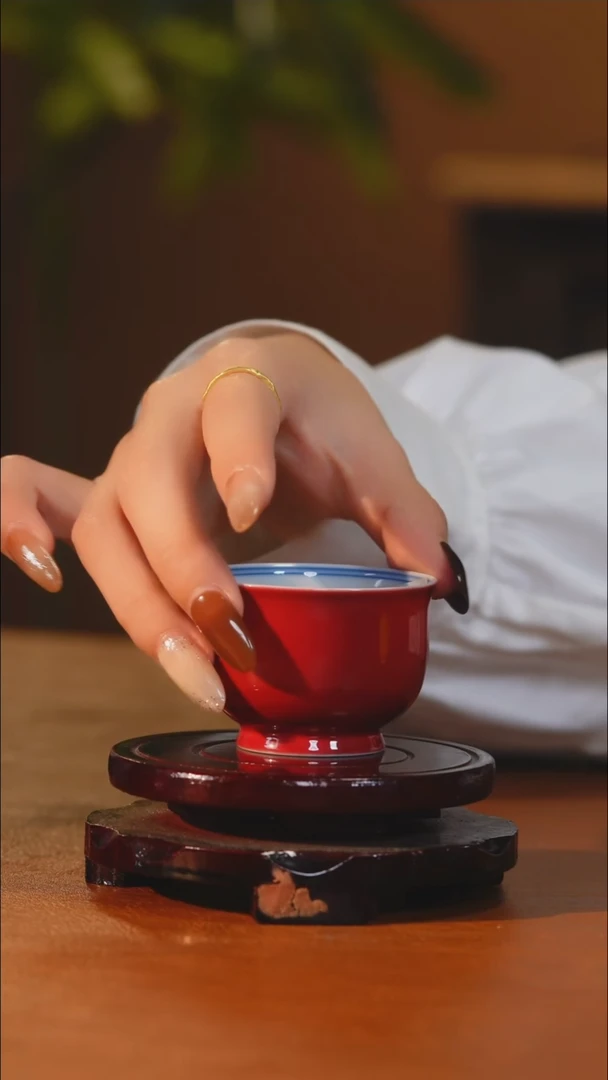 立勤堂记红内绘梅花卢士杯