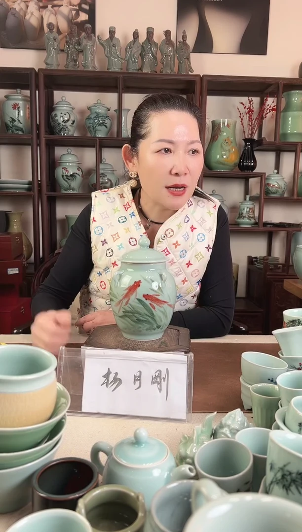 釉中彩 鱼画 盖罐L
