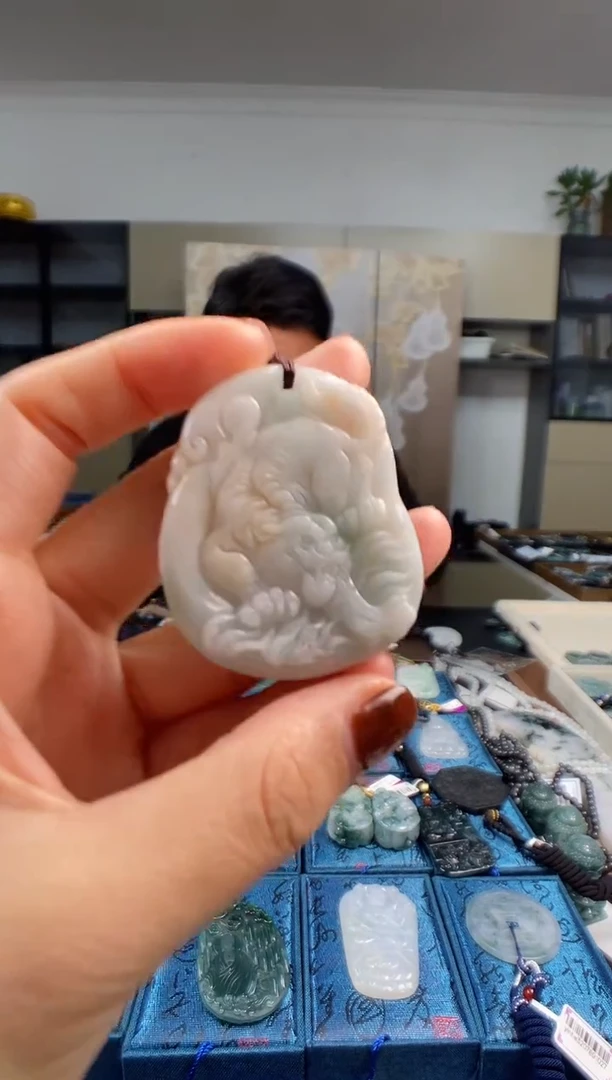 颈饰未镶嵌翡翠  多样性发其一