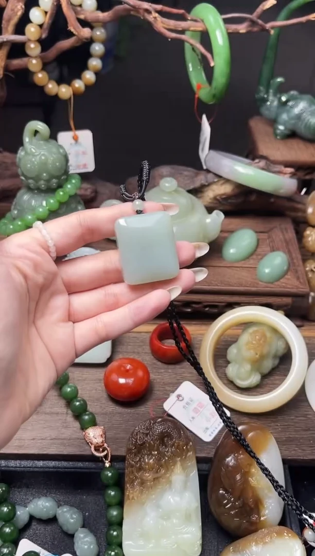 和田玉未镶嵌吊坠(不含链)且末青白 无事牌31376