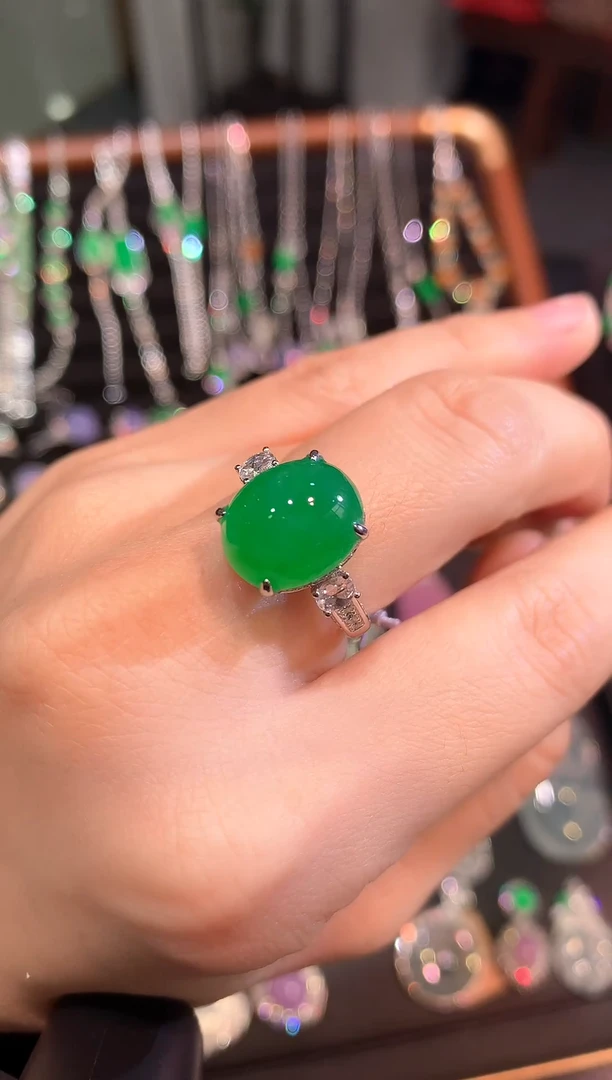 18K金镶嵌戒指翡翠满色满绿蛋面戒指