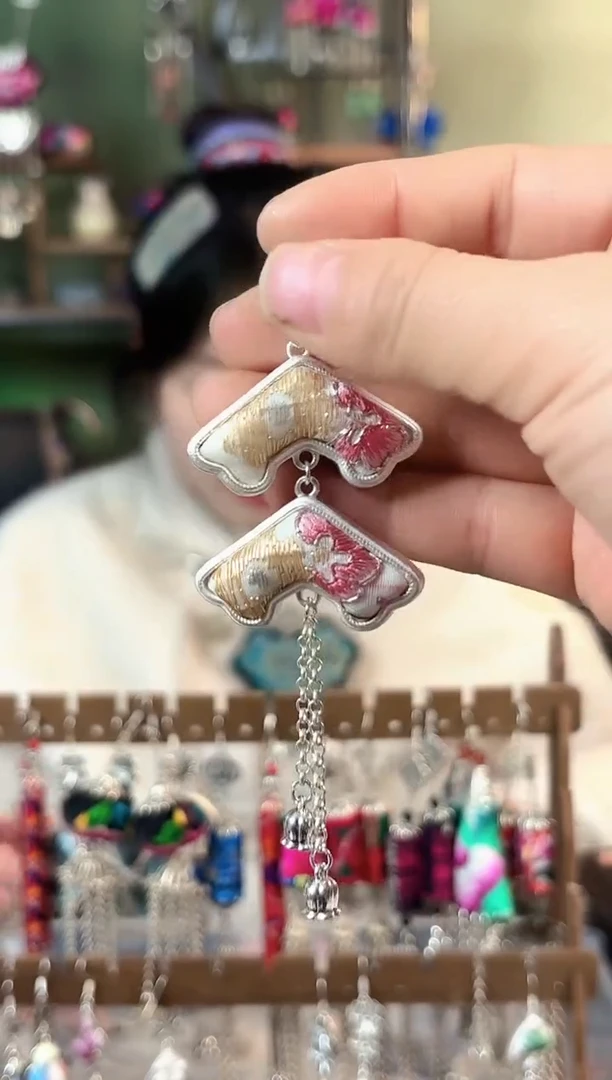 彩云南阁非遗老绣苗银饰品550