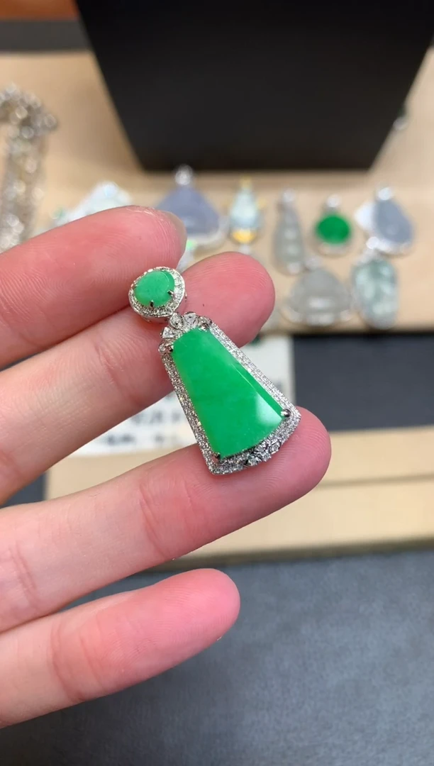 【闪购商品】翡翠颈饰18K金镶嵌无事牌【无服务费】