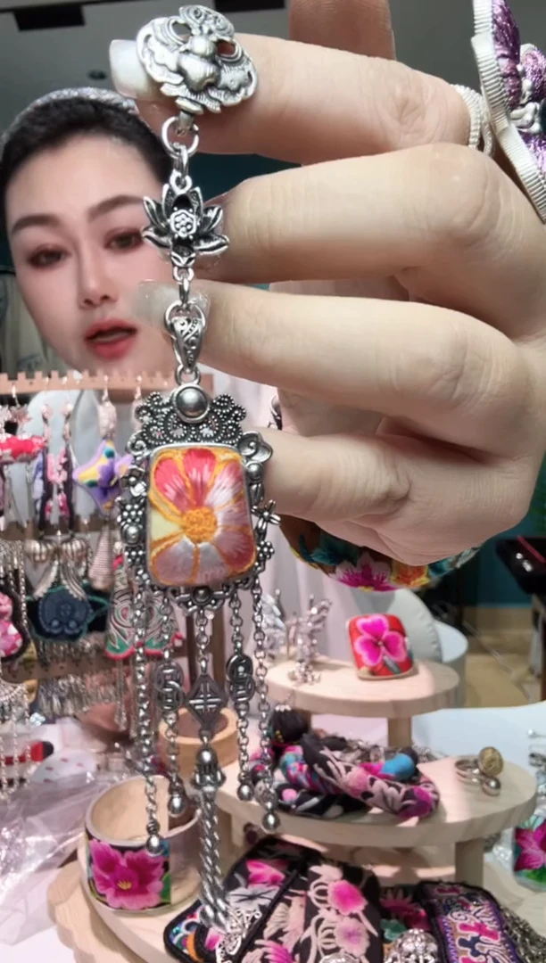 刺绣纯手工苗绣非遗小压襟