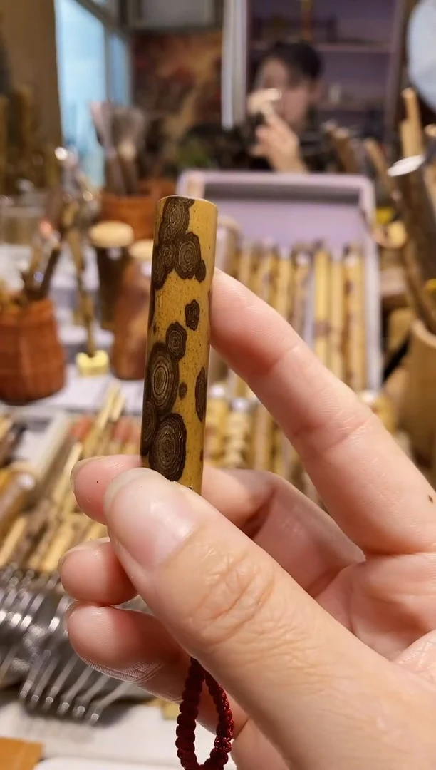 杨*灏梅鹿竹小手把玩挂件一个