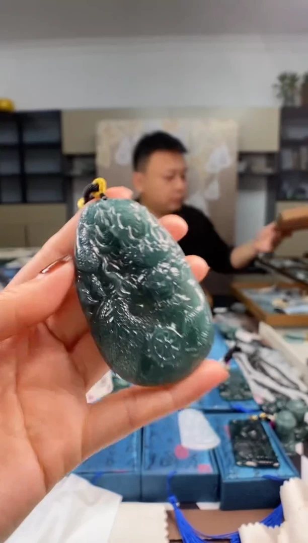 颈饰未镶嵌翡翠  多样性发其一