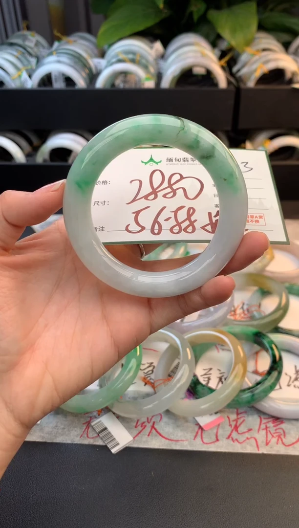 未镶嵌定制翡翠毛货需精细抛光+多人