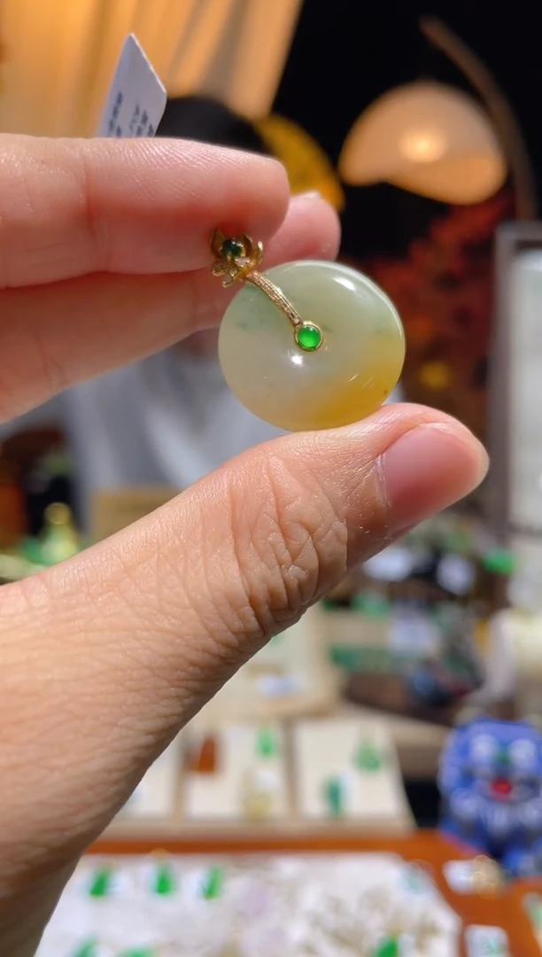 翡翠18K金镶嵌颈饰平安扣