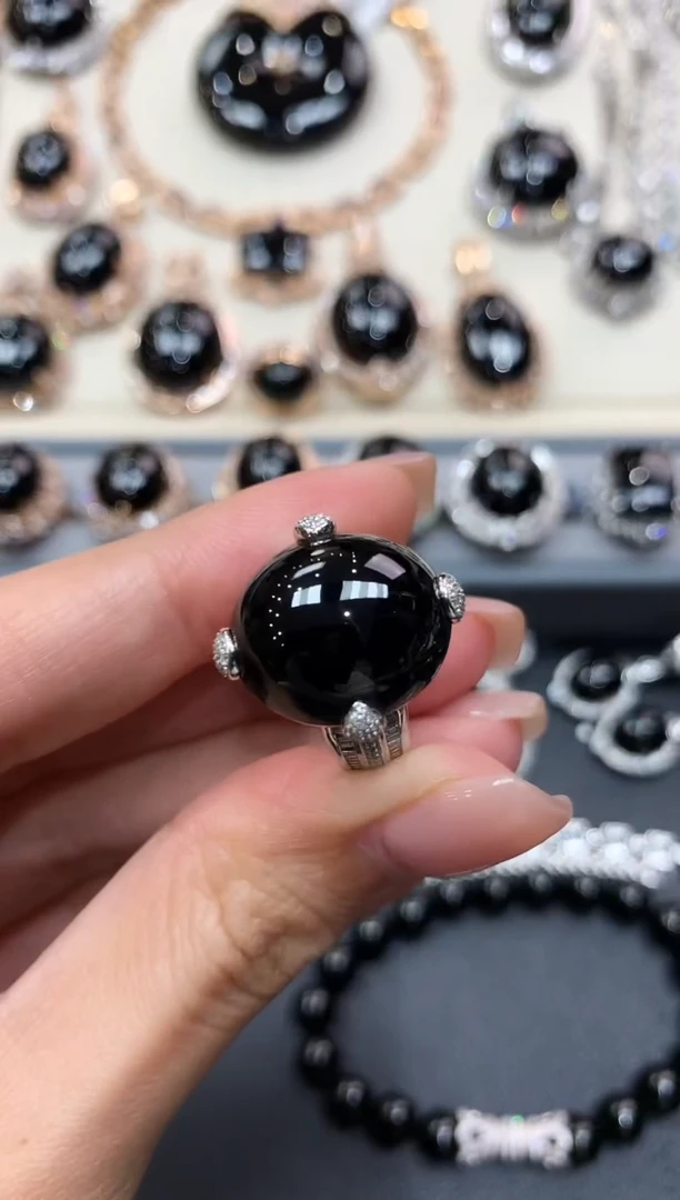 【闪购商品】翡翠戒指18K金镶嵌q72         