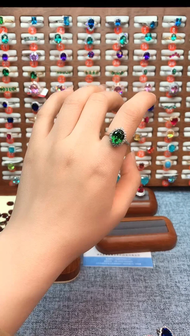 银S925镶嵌戒指石榴石（沙弗莱）....