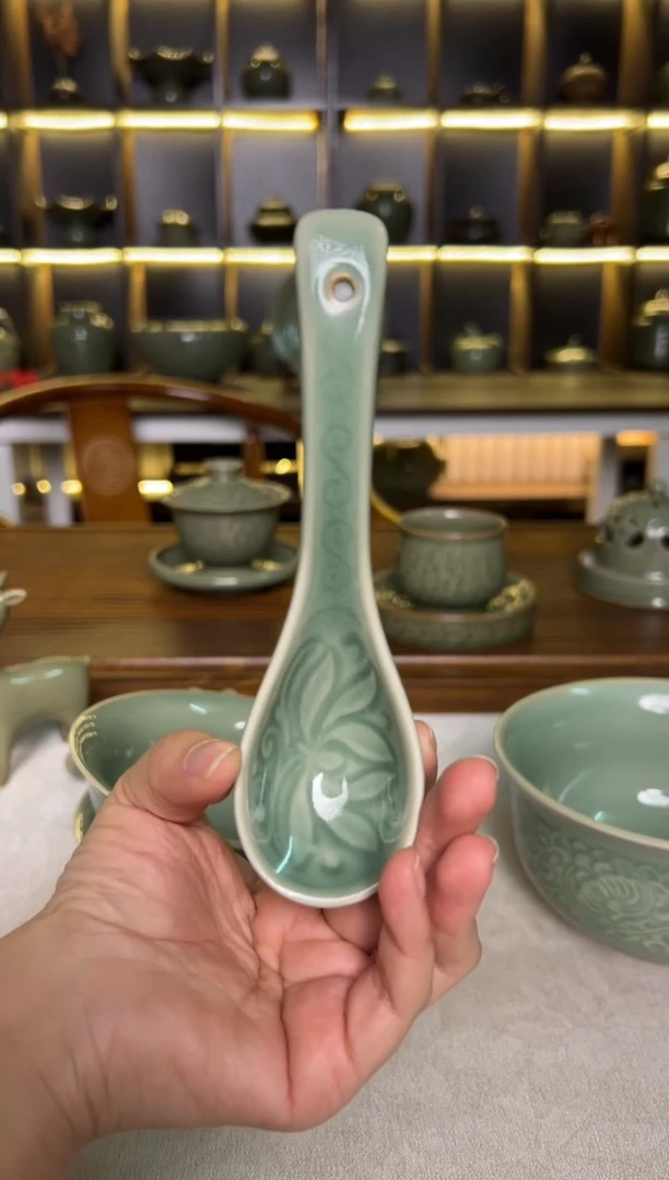 其他耀州窑青釉莲纹瓷勺一只