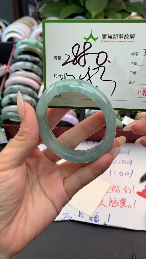 未镶嵌定制翡翠毛货需精细抛光+多人
