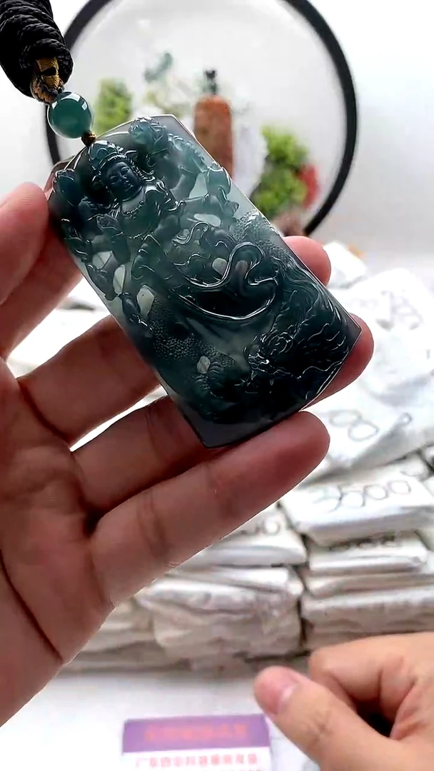 翡翠未镶嵌颈饰千手观音