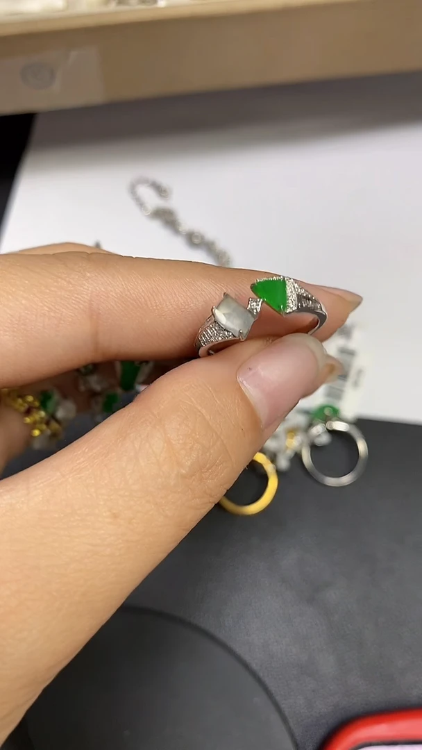 翡翠戒指18K金镶嵌翡翠 戒指 18K金镶嵌