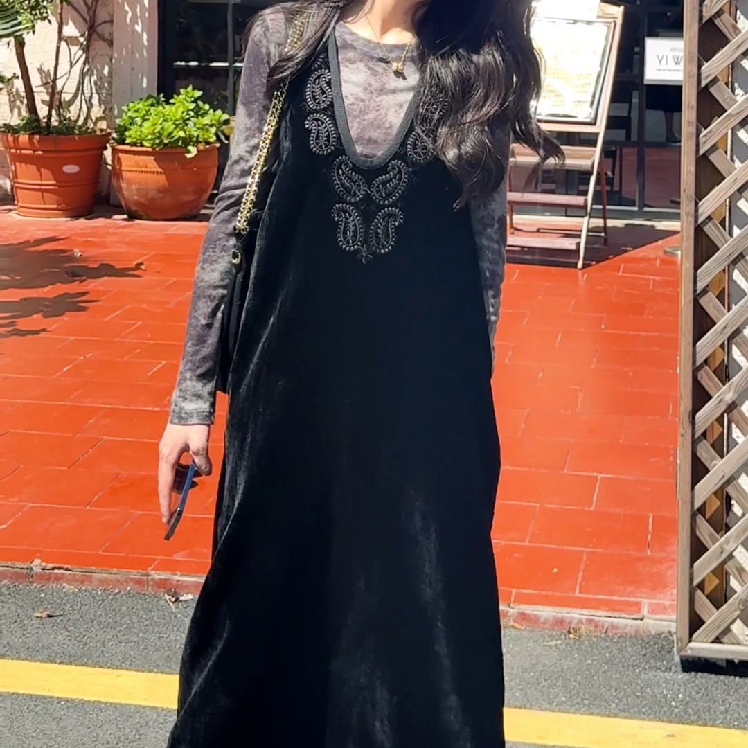 【南油原创设计】“雾绒隐墨”  丝绒刺绣连衣裙