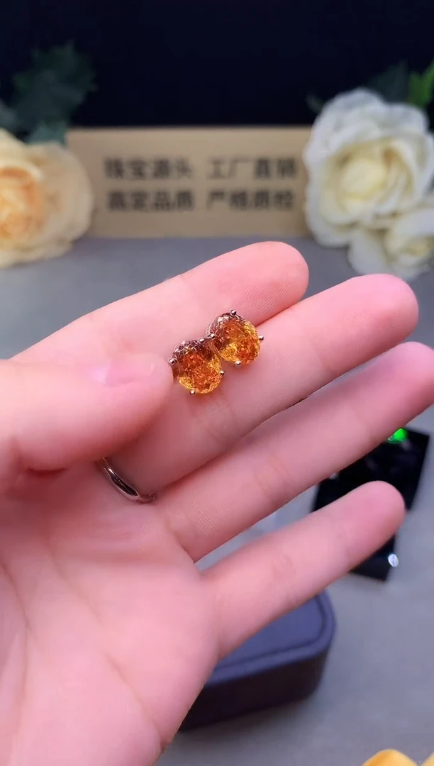 银S925镶嵌耳钉石榴石（芬达石）2221