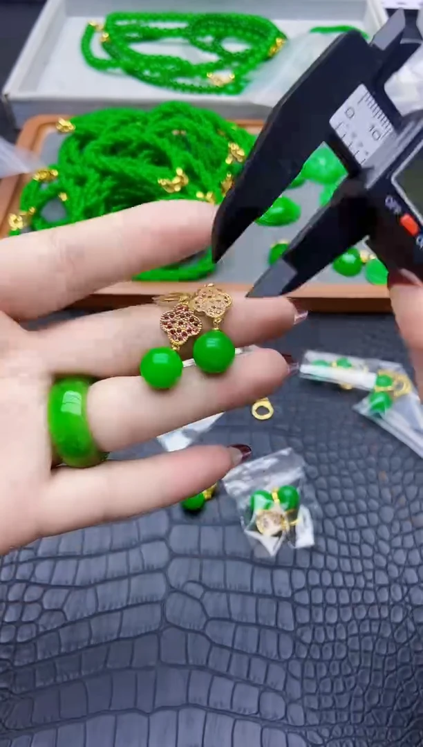 14K金镶嵌翡翠耳饰梅花圆球耳饰