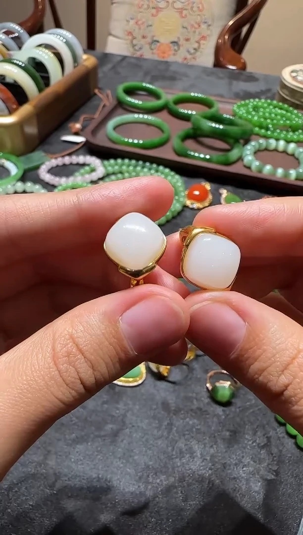 未镶嵌和田玉耳饰1