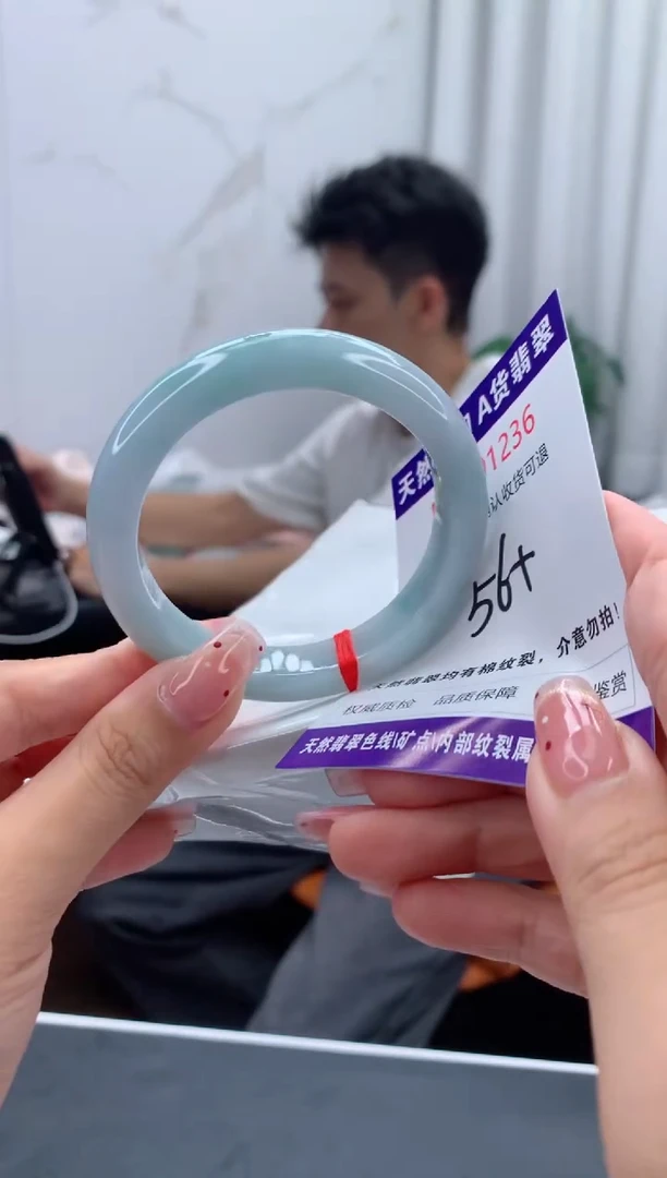未镶嵌手镯翡翠有纹，完美者勿拍