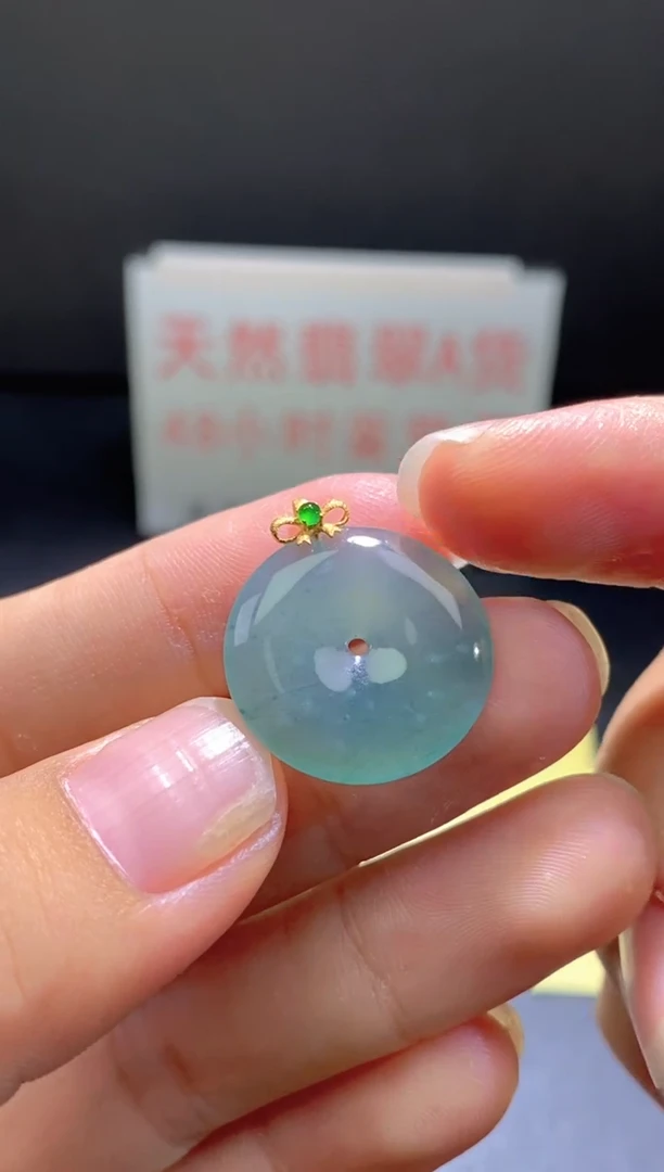 翡翠18K金镶嵌颈饰翡翠吊坠