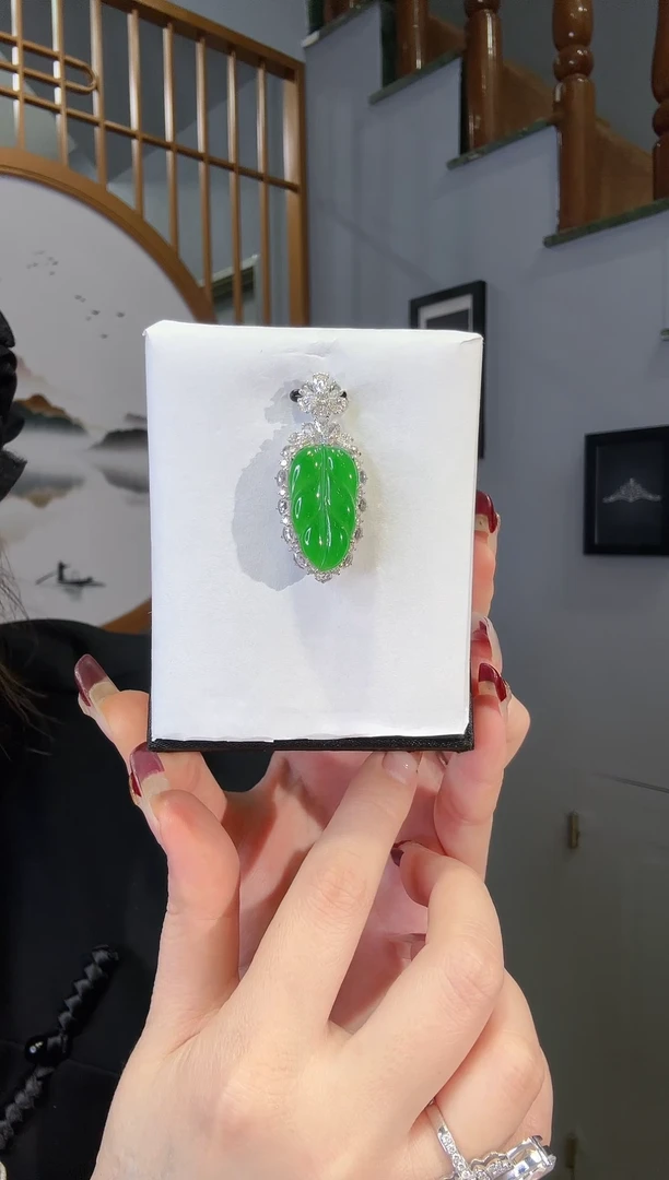 【闪购商品】翡翠颈饰18K金镶嵌叶子天然A货翡翠