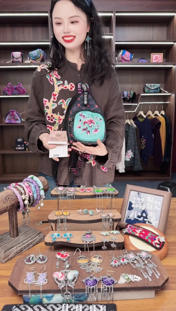织绣A162蒙阿苏苗绣传承店