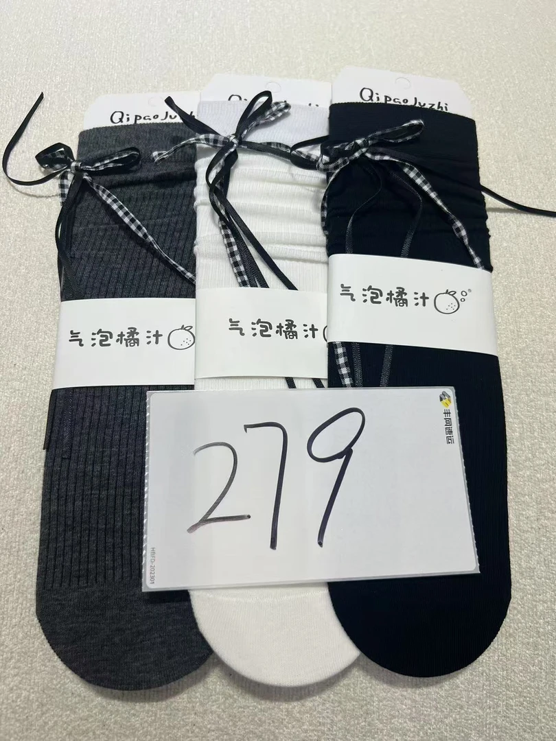 279（气）时尚休闲百搭黑白纯色中筒潮袜