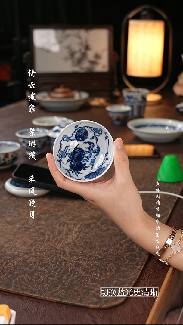快雪时晴 青花寿桃小卧足杯