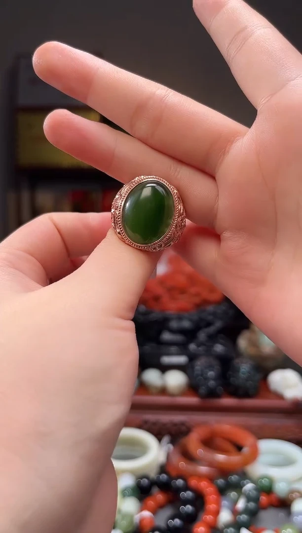 颈饰未镶嵌和田玉戒指