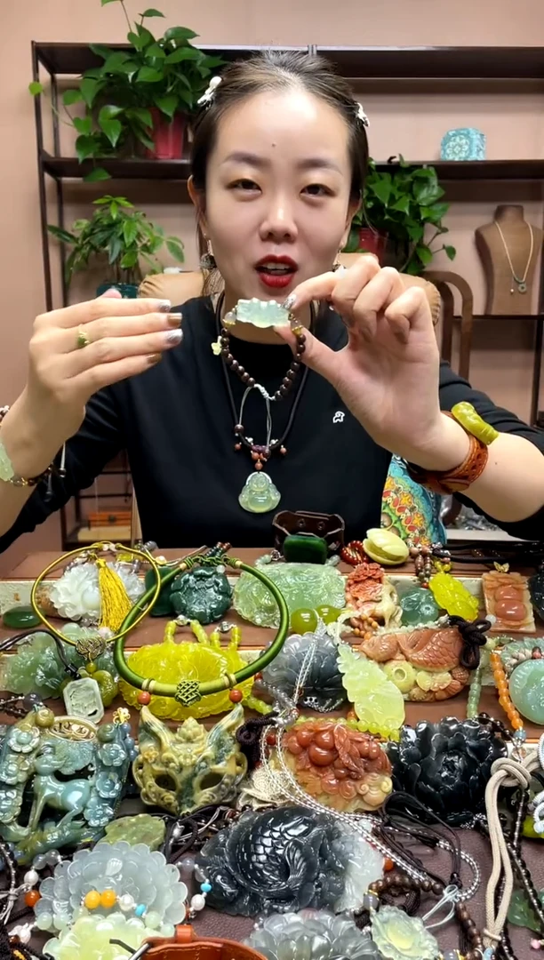 未镶嵌岫玉颈饰多样性发货发其中之一