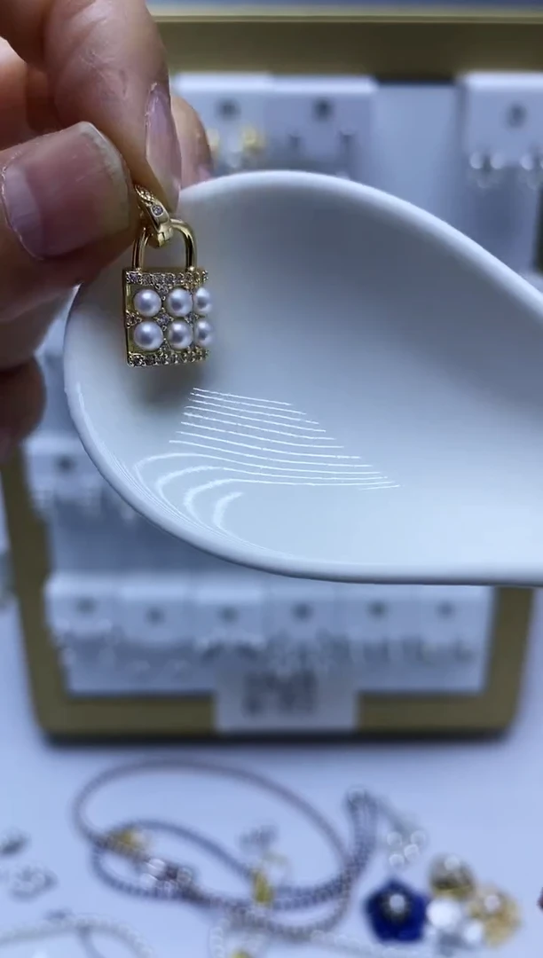 颈饰银S925镶嵌淡水珍珠情人锁金色