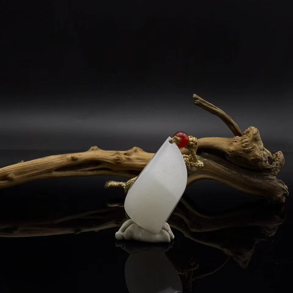 和田玉水滴吊坠9044