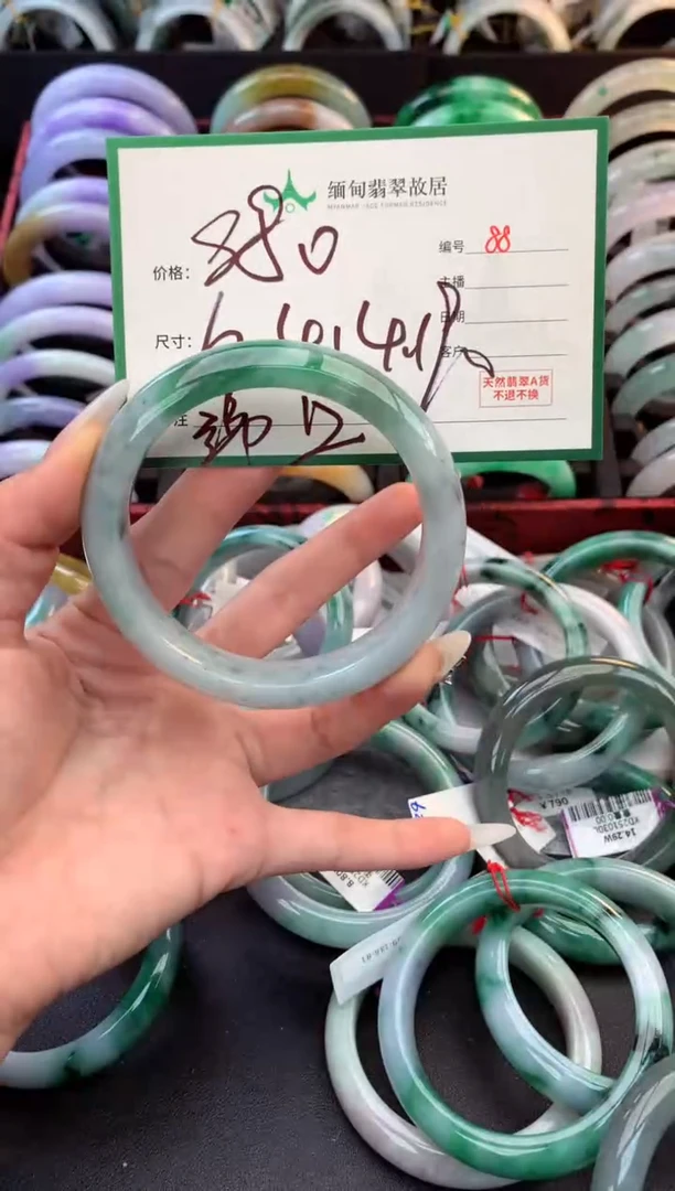 未镶嵌定制翡翠毛货需精细抛光+多人