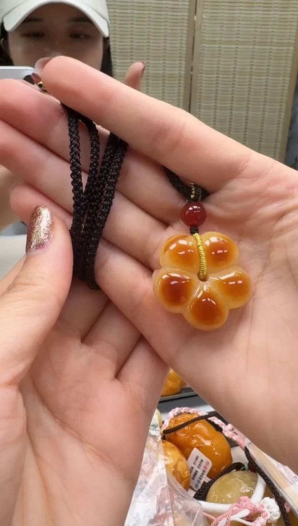 未镶嵌颈饰琥珀如图