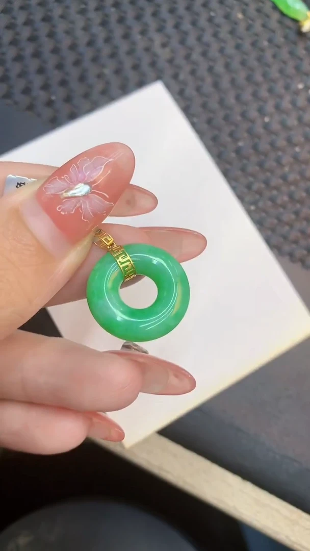 颈饰18K金镶嵌翡翠1