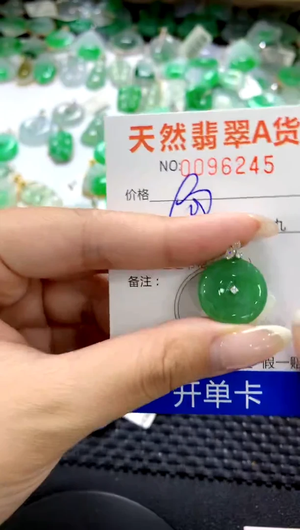 翡翠18K金镶嵌颈饰1111111111111111