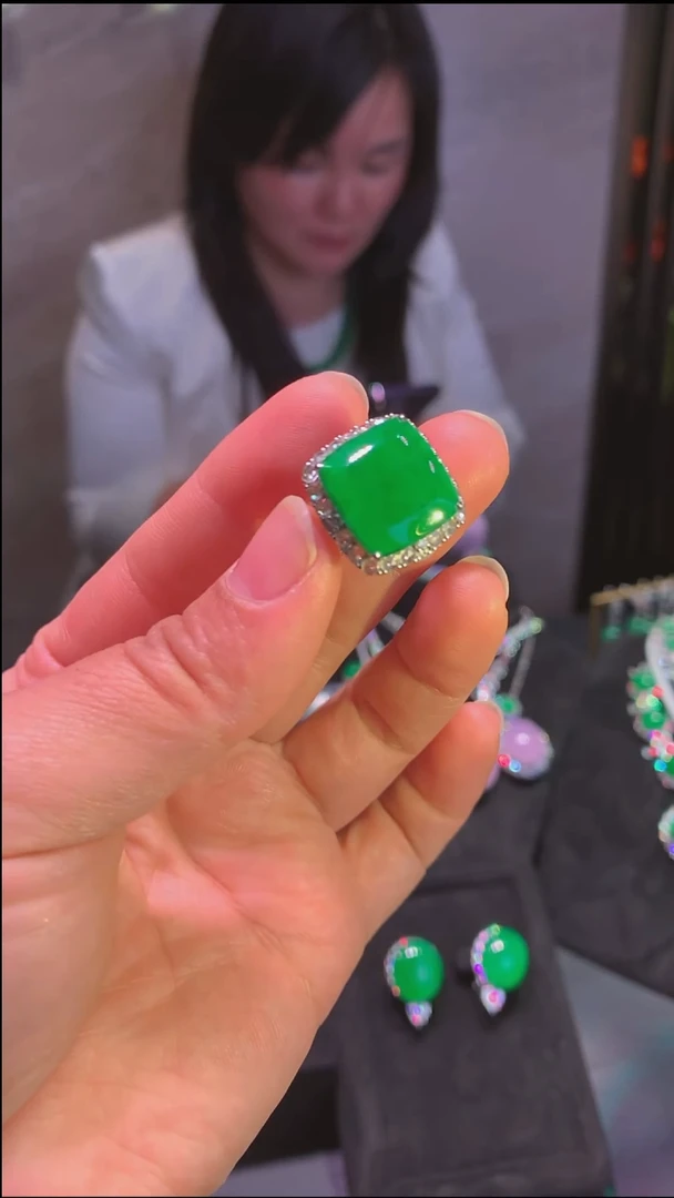 18K金镶嵌戒指翡翠戒指