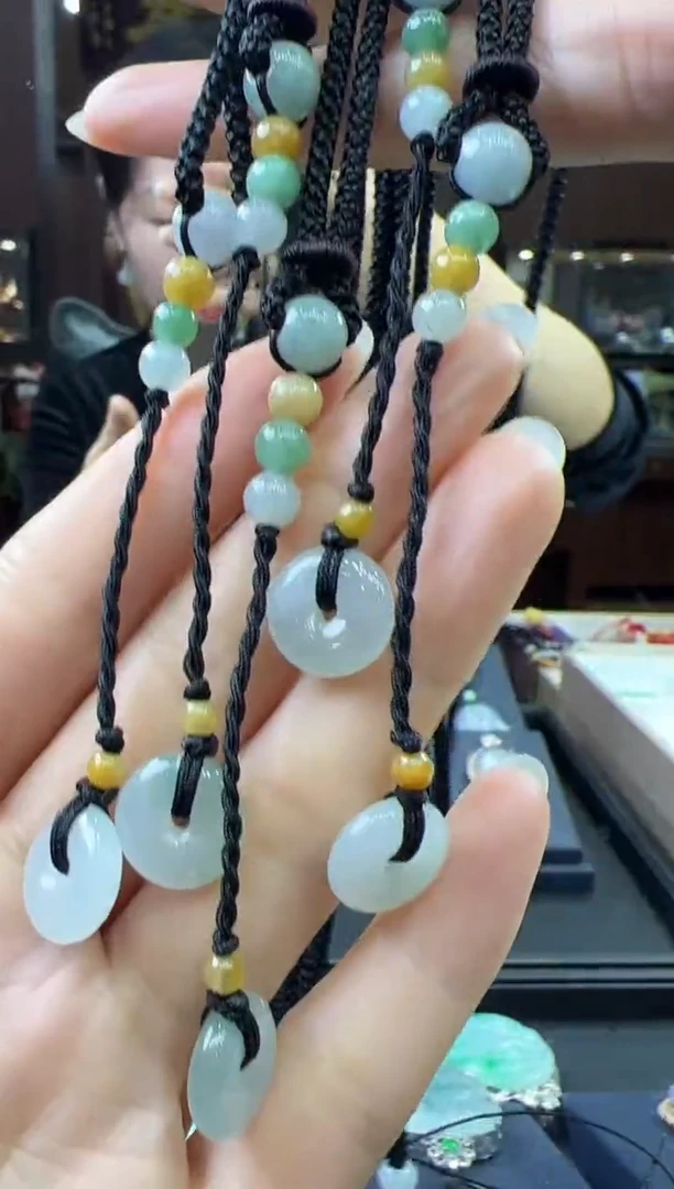 【闪购商品】翡翠挂件未镶嵌黑绳美背（多样性发其一）