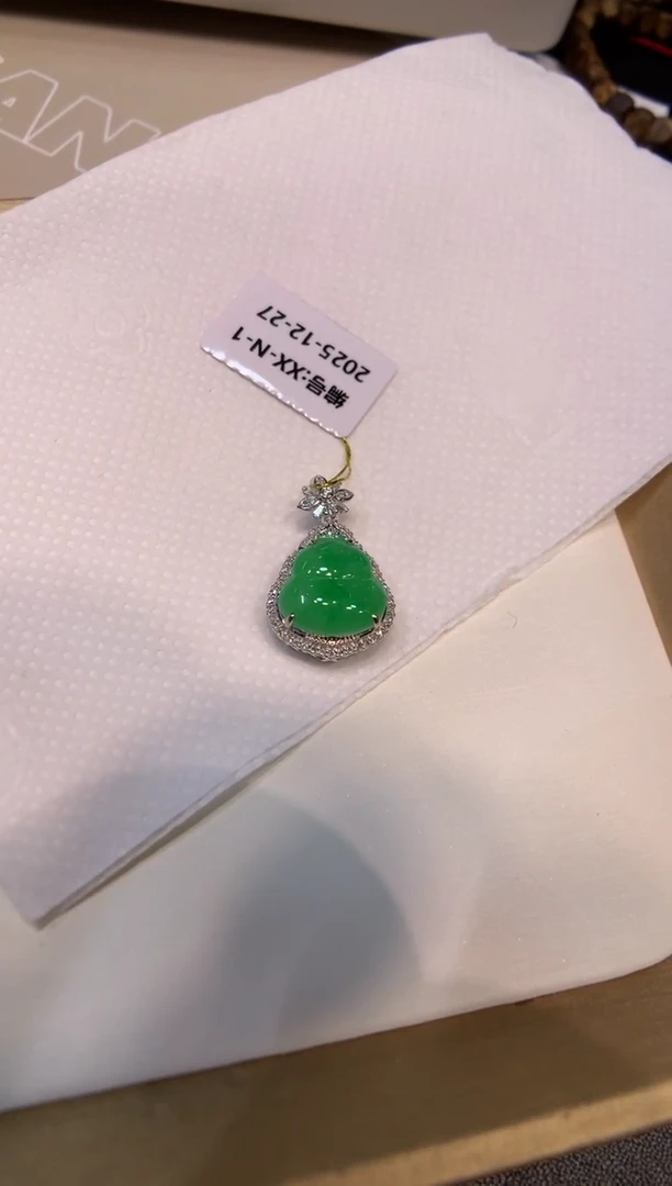 颈饰18K金镶嵌翡翠葫芦