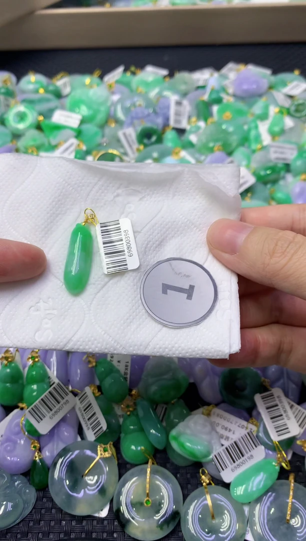 颈饰18K金镶嵌翡翠天然缅甸翡翠A货