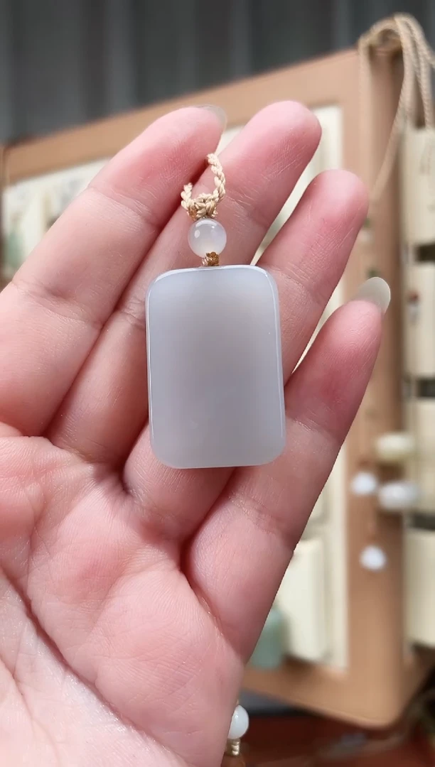 颈饰未镶嵌和田玉30*20*6毫米青海料浅烟紫无事牌（微瑕）