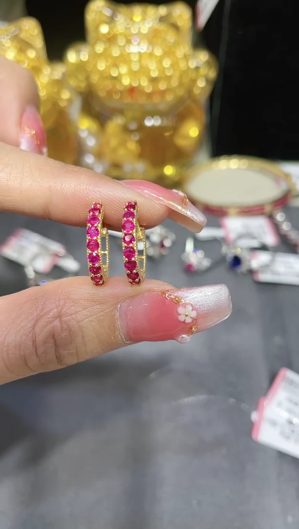 18K金镶嵌天然红宝石耳饰