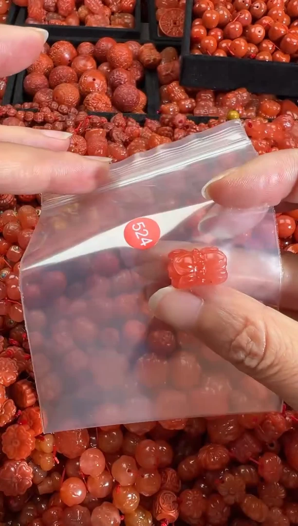 南红玛瑙未镶嵌颈饰1