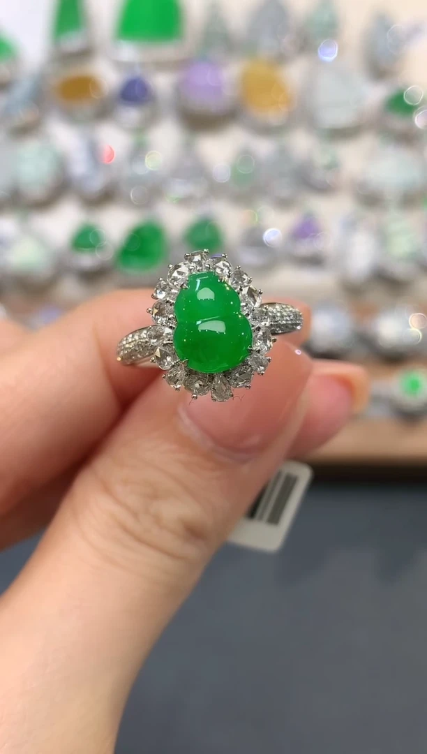 18K金镶嵌戒指翡翠?**戈q202